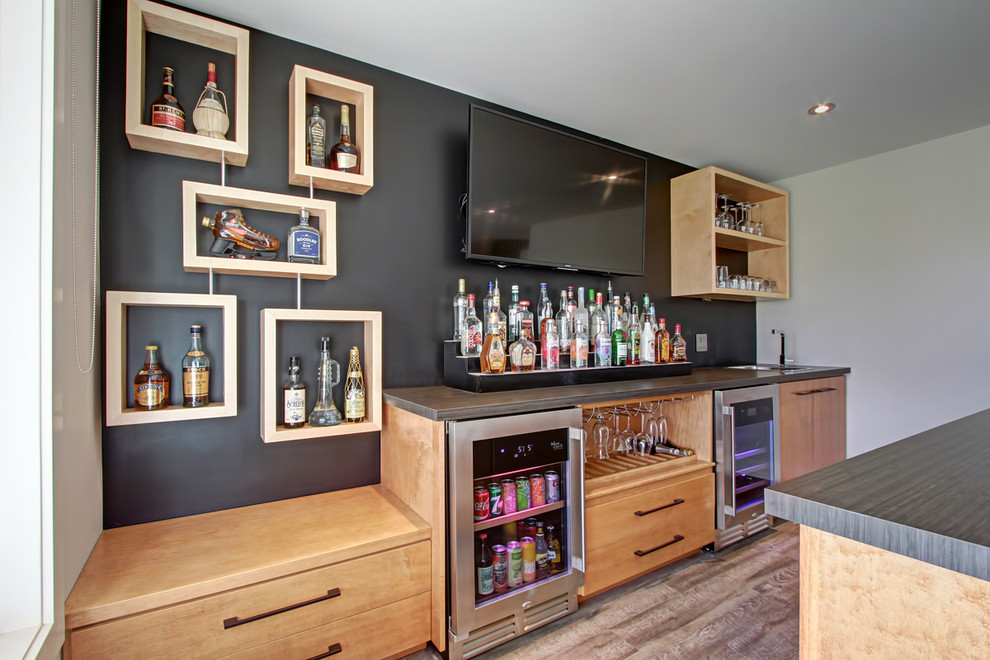 Cette image montre un grand bar de salon parallèle design avec des tabourets, un évier posé, un plan de travail en bois et une crédence noire.