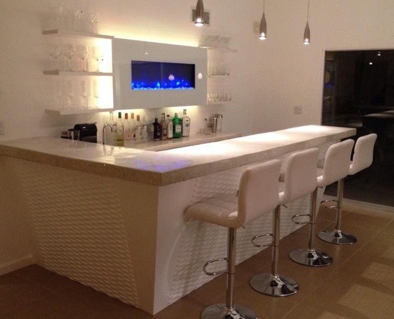 Example of a mid-century modern home bar design in Los Angeles