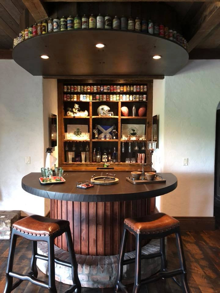 Inspiration pour un grand bar de salon chalet en bois foncé avec un placard avec porte à panneau surélevé, un plan de travail en bois et un plan de travail marron.