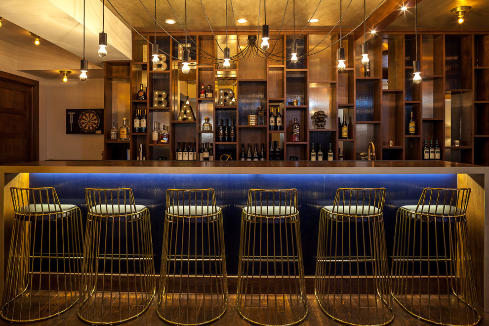 Foto di un grande bancone bar contemporaneo con nessun'anta, ante in legno bruno, pavimento in legno massello medio, top in legno, paraspruzzi marrone, paraspruzzi in legno e pavimento marrone