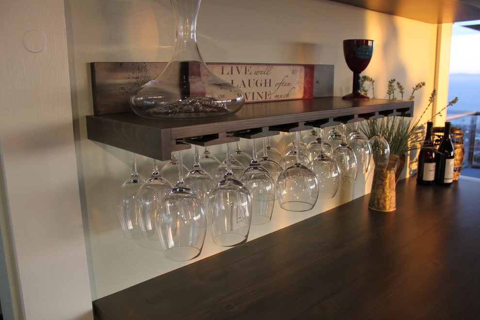 Immagine di un angolo bar con lavandino chic di medie dimensioni con ante marroni, top in legno e paraspruzzi grigio