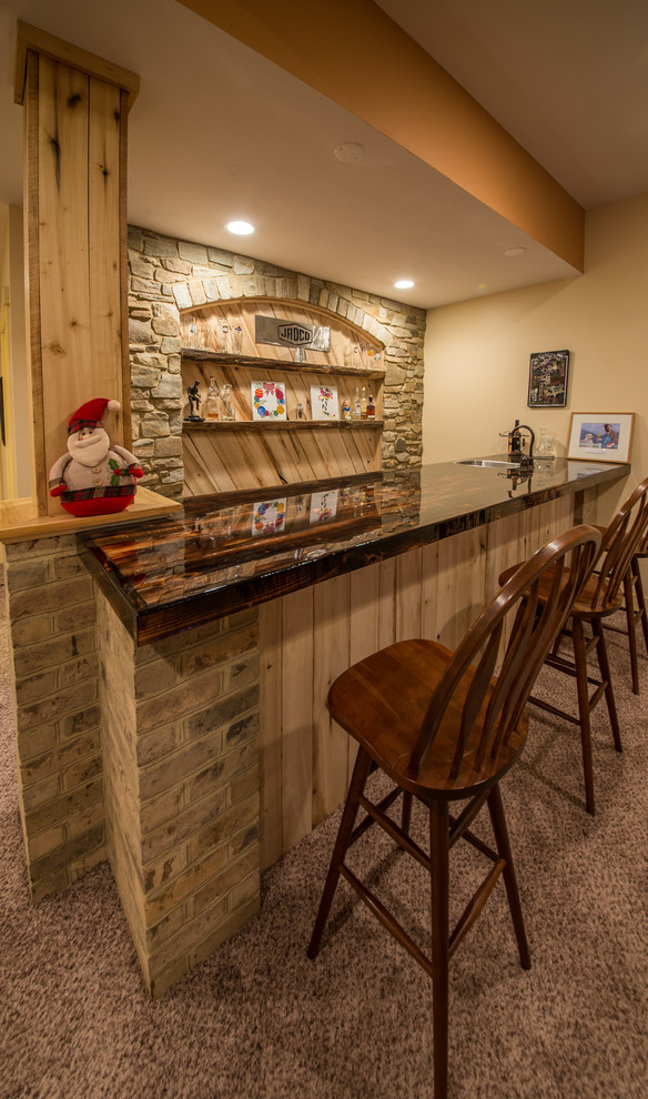 Esempio di un bancone bar stile rurale di medie dimensioni con lavello sottopiano, ante lisce, ante in legno chiaro, paraspruzzi marrone, paraspruzzi in legno, moquette, top in superficie solida e pavimento marrone