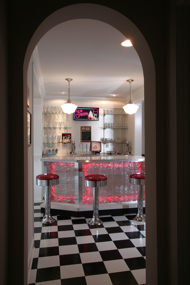 Пример оригинального дизайна: параллельный домашний бар среднего размера в стиле фьюжн с барной стойкой, полом из винила, разноцветным полом, столешницей из нержавеющей стали и открытыми фасадами