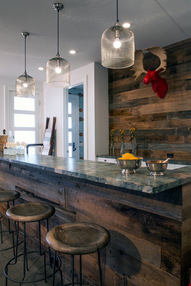 Idée de décoration pour un bar de salon parallèle chalet avec des tabourets et une crédence en bois.