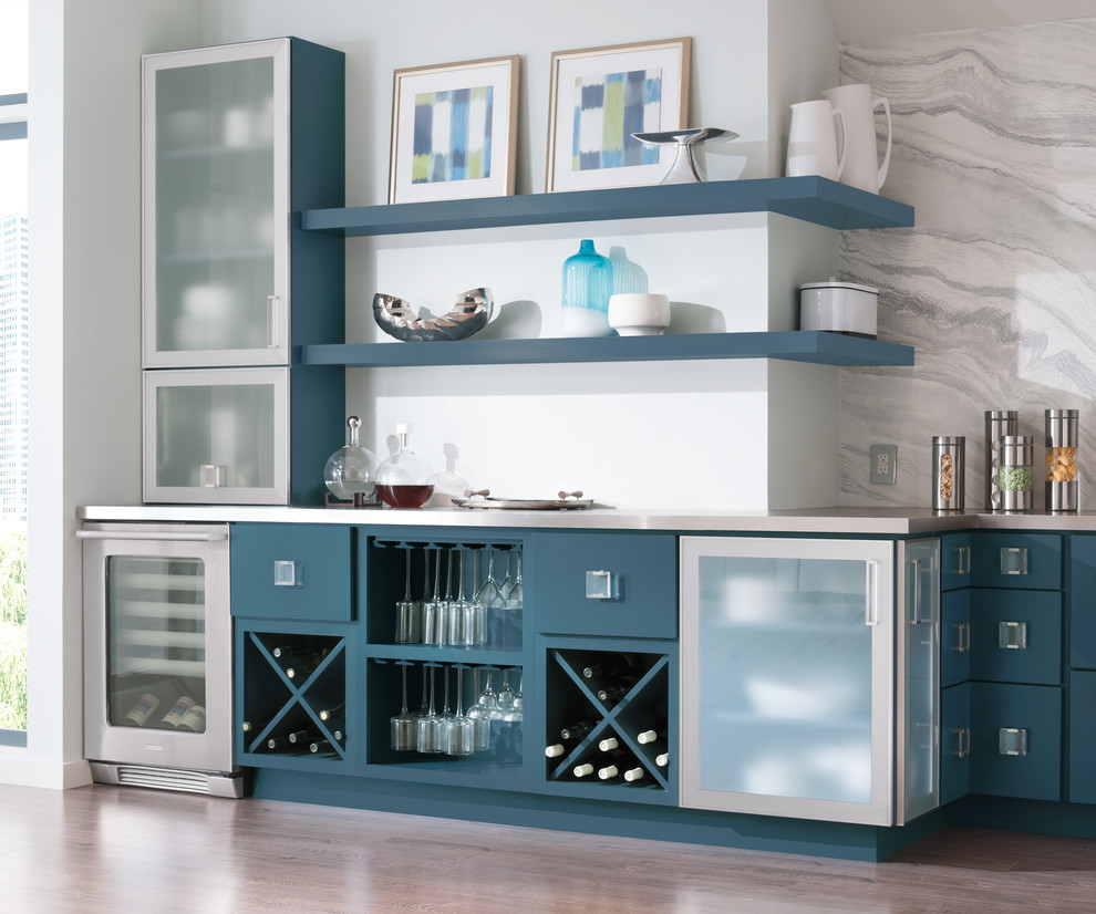 Imagen de bar en casa con fregadero moderno de tamaño medio con armarios con paneles lisos, puertas de armario azules, suelo de madera clara, suelo gris y encimeras grises
