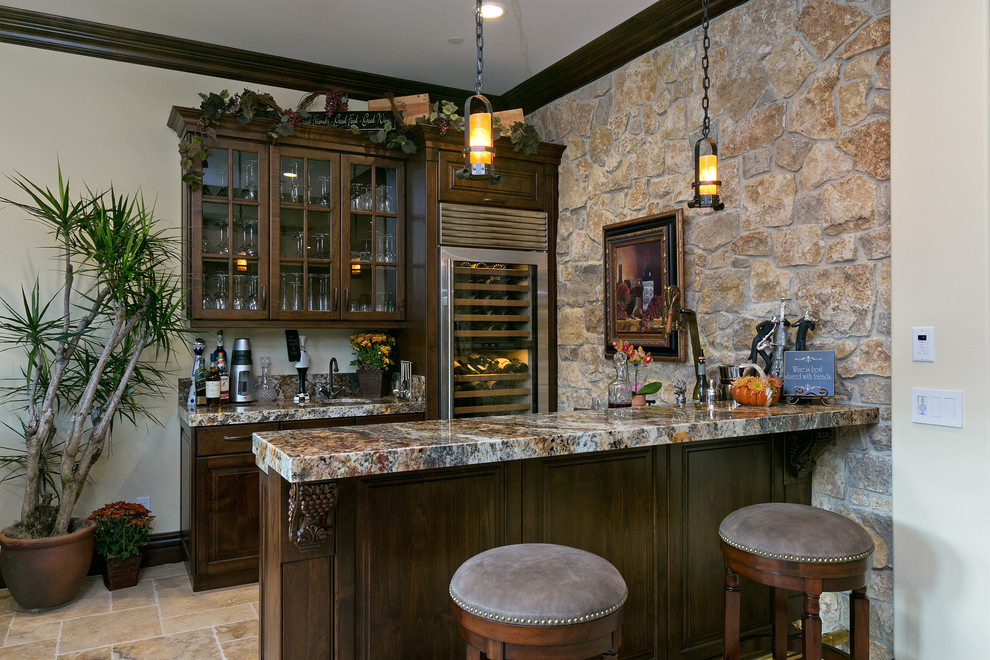 Diseño de bar en casa con barra de bar de galera clásico con armarios con paneles con relieve y puertas de armario de madera en tonos medios