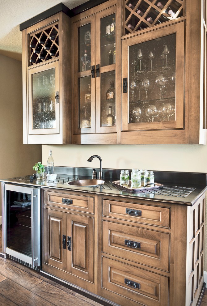 Inspiration för en mellanstor vintage linjär hemmabar med vask, med en nedsänkt diskho, luckor med upphöjd panel, skåp i mellenmörkt trä, klinkergolv i porslin och brunt golv