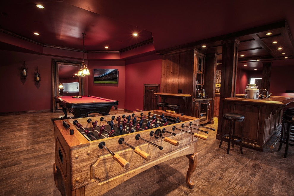 Exemple d'un grand bar de salon sud-ouest américain en L et bois foncé avec des tabourets, un placard à porte affleurante, un plan de travail en bois, parquet foncé, un évier encastré et une crédence multicolore.