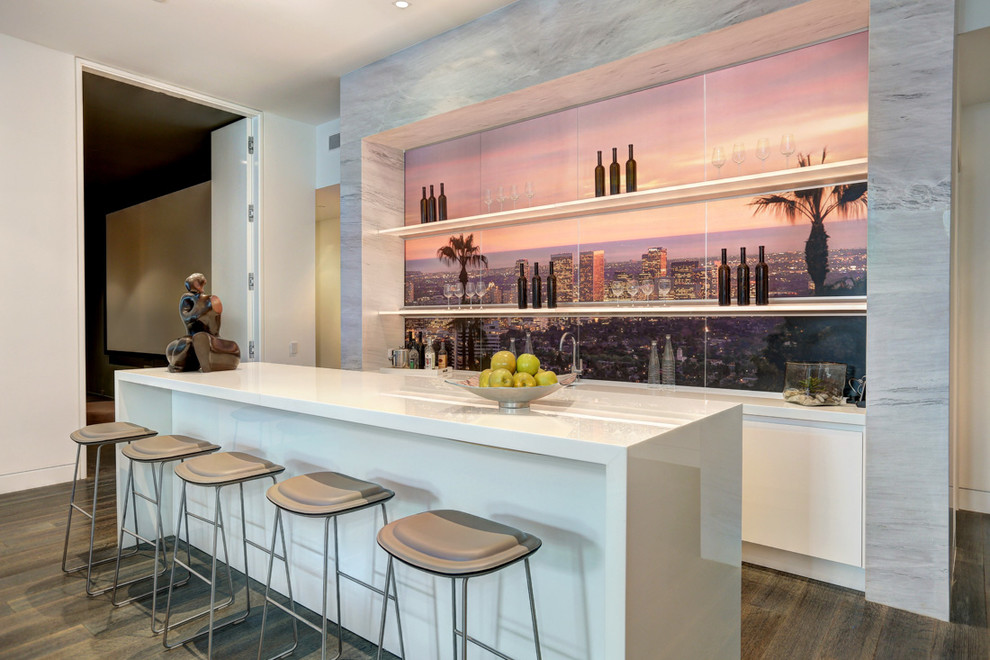 Diseño de bar en casa con barra de bar contemporáneo con puertas de armario blancas, suelo de madera oscura y encimeras blancas