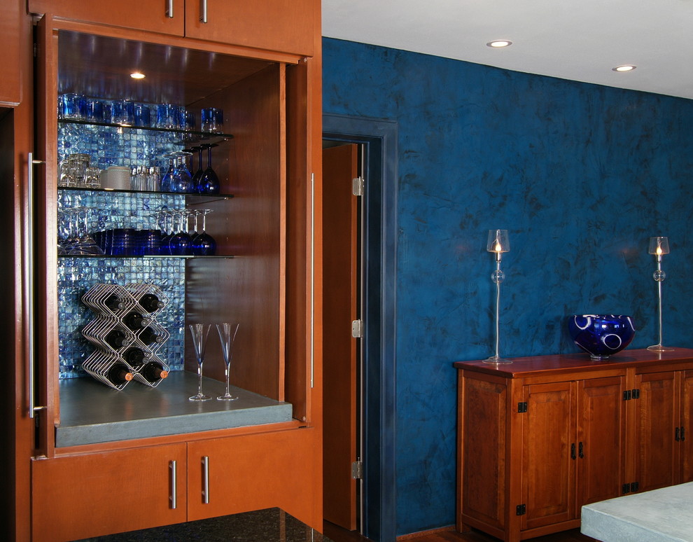 Foto di un piccolo angolo bar con lavandino contemporaneo con lavello sottopiano, ante lisce, ante in legno scuro, top in cemento, paraspruzzi blu, paraspruzzi con piastrelle di vetro e pavimento in gres porcellanato