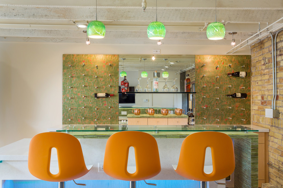 Mittelgroße, Einzeilige Moderne Hausbar mit Bartheke, hellen Holzschränken, Glas-Arbeitsplatte und Küchenrückwand in Grün in Salt Lake City