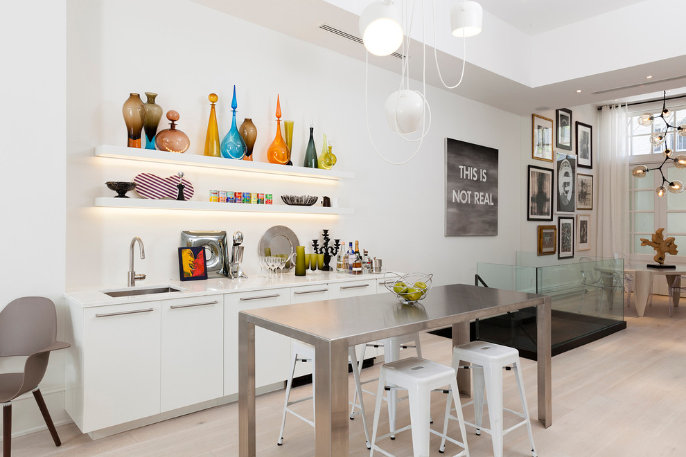 Moderne Hausbar mit Bartheke, Unterbauwaschbecken, offenen Schränken, weißen Schränken und hellem Holzboden in New York
