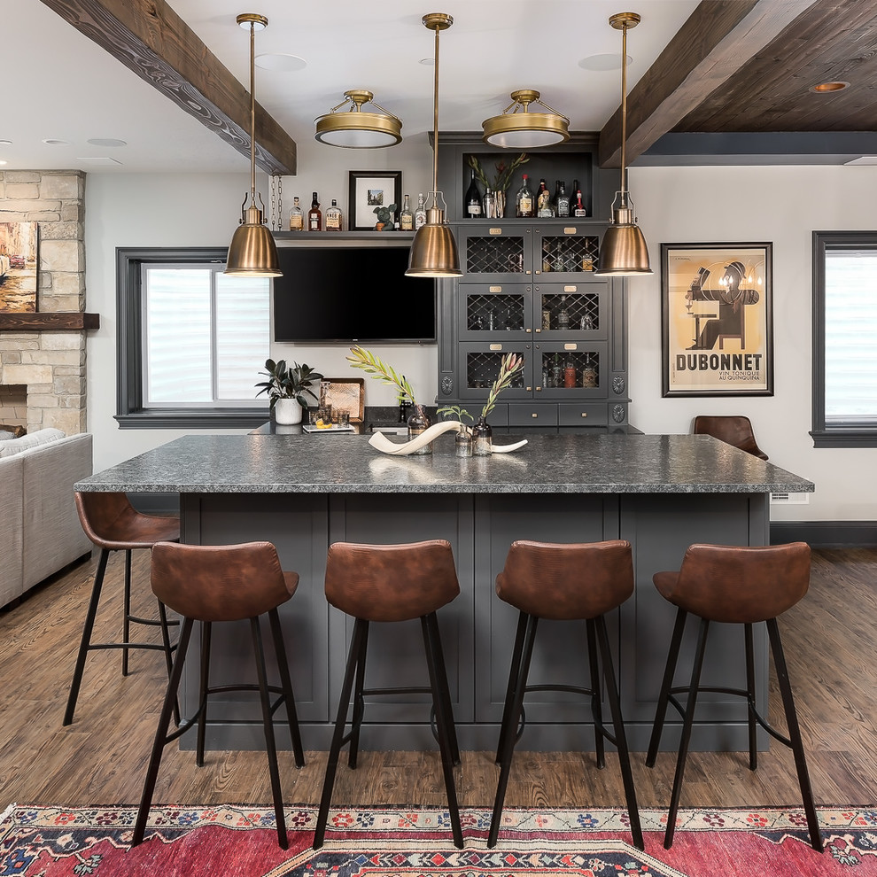 Foto di un angolo bar con lavandino classico con ante in stile shaker, ante grigie, pavimento in legno massello medio e pavimento marrone