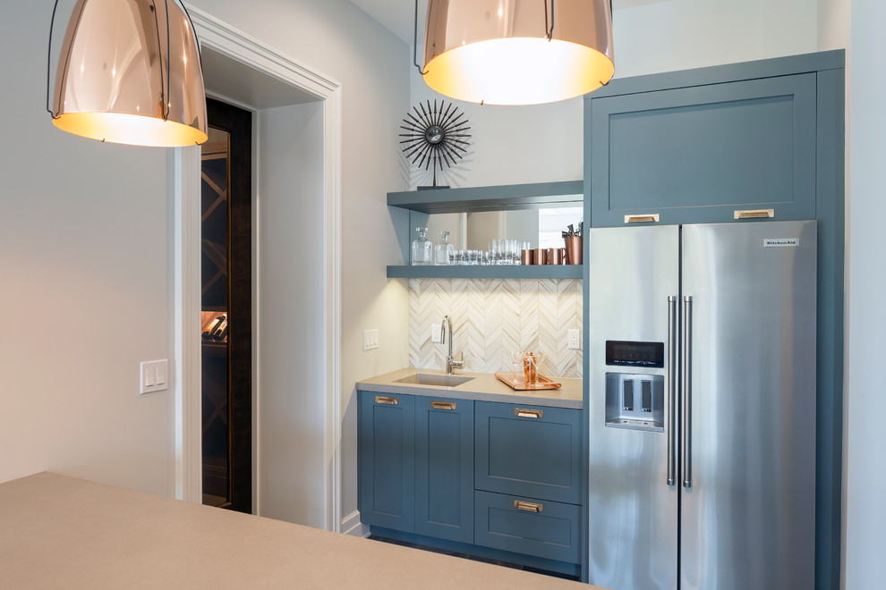 Foto di una piccola cucina parallela chic con lavello sottopiano, ante in stile shaker, ante blu, top in quarzo composito, paraspruzzi beige, parquet chiaro, pavimento beige e top bianco