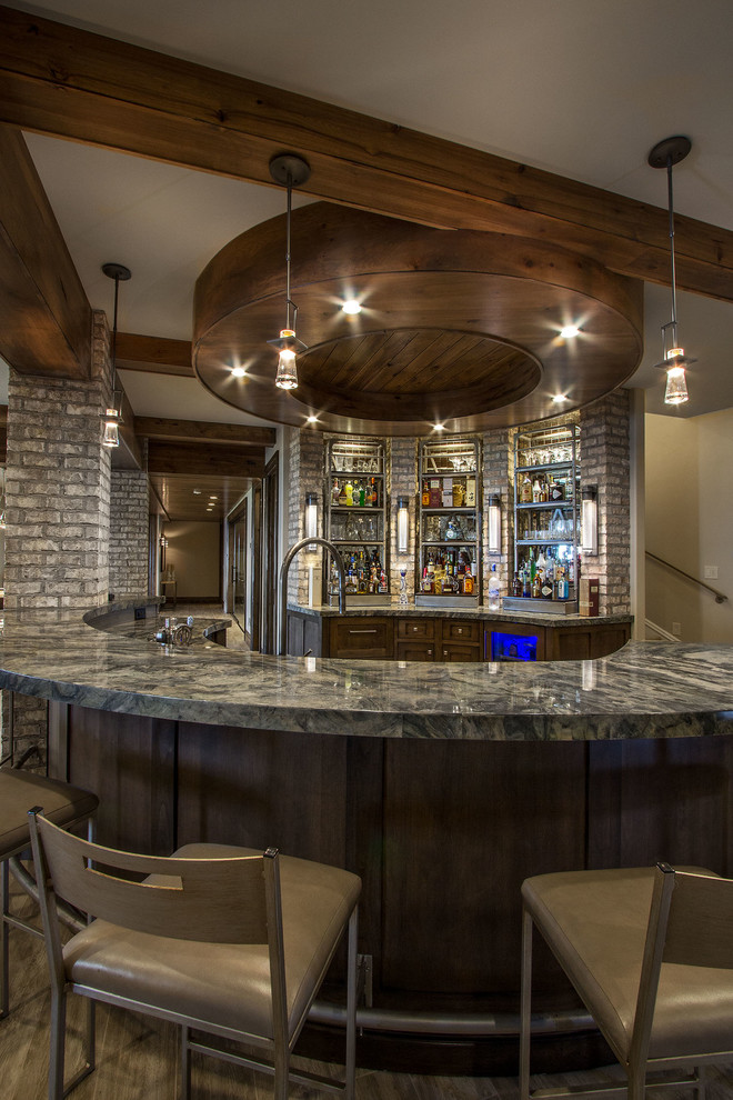 Idee per un grande bancone bar tradizionale con ante in legno bruno, top in granito, pavimento in legno massello medio, pavimento marrone e top multicolore