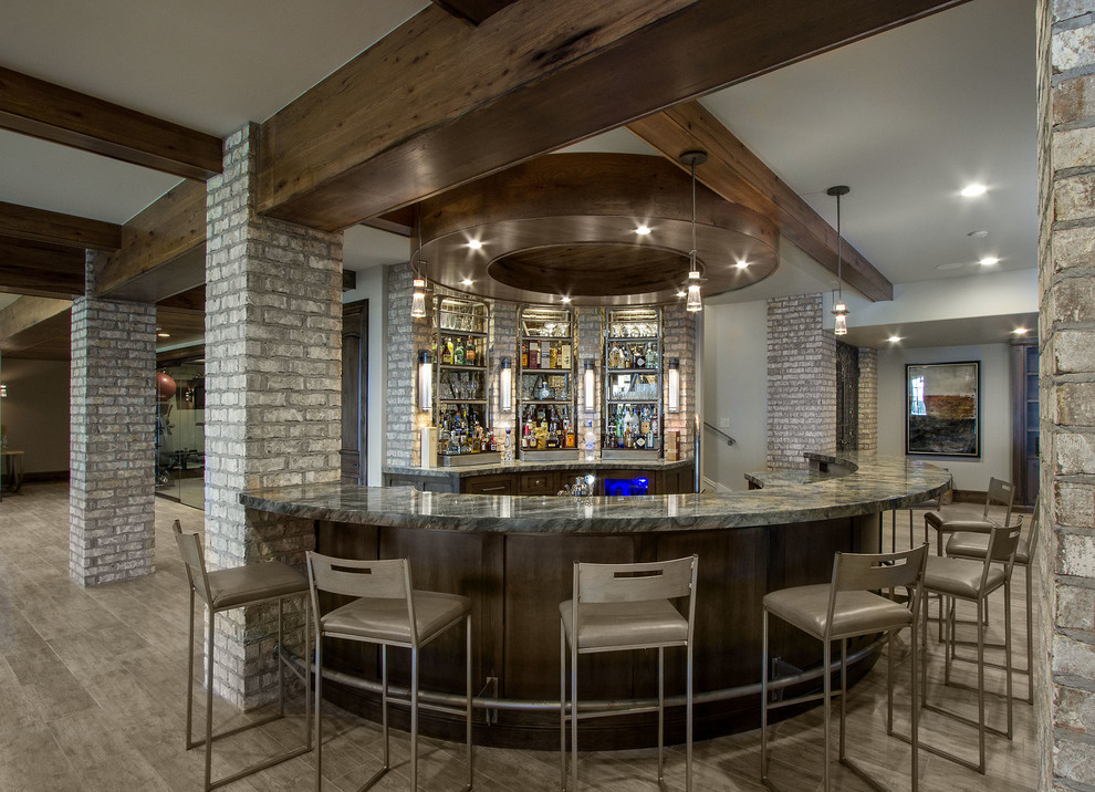 Exemple d'un grand bar de salon chic en U avec des tabourets, un plan de travail en granite, un sol en bois brun, un sol marron et un plan de travail multicolore.