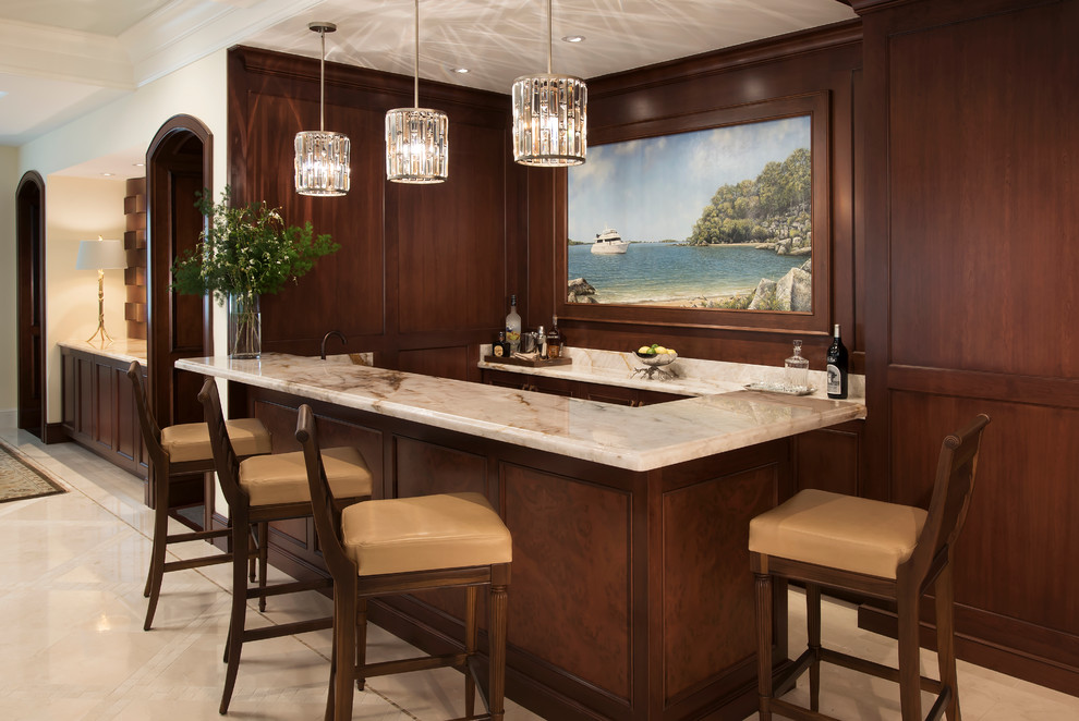 Cette photo montre un bar de salon chic en bois foncé de taille moyenne avec des tabourets et un sol en marbre.