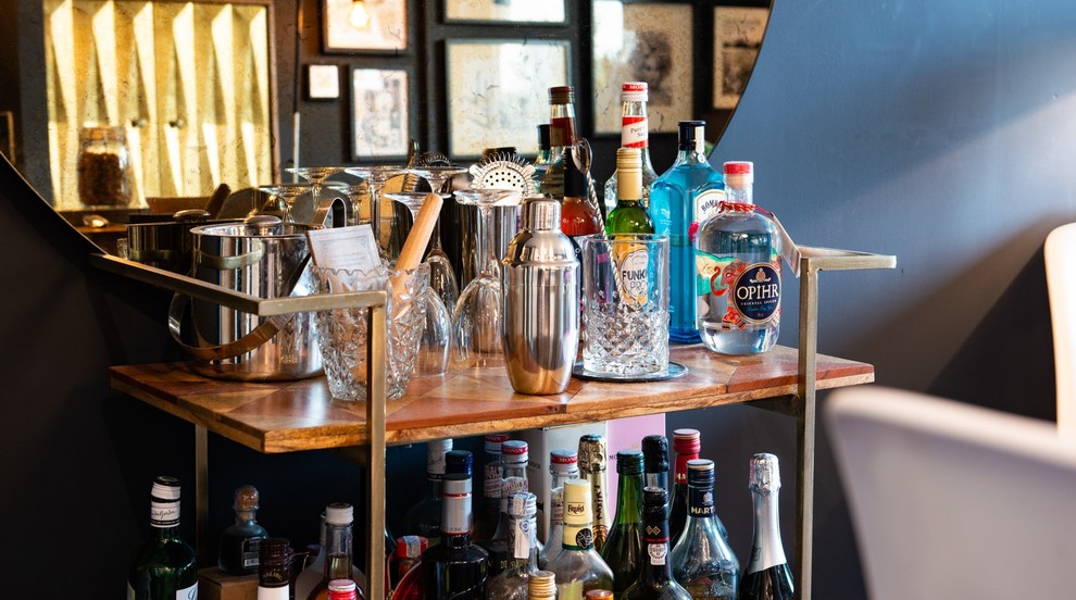 Home bar - contemporary home bar idea in London