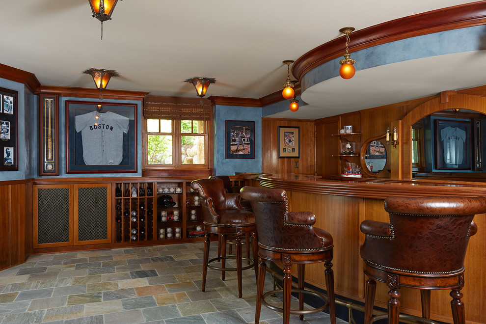 Immagine di un grande angolo bar con lavandino classico con nessun'anta, ante in legno scuro, top in legno, paraspruzzi marrone e pavimento in ardesia