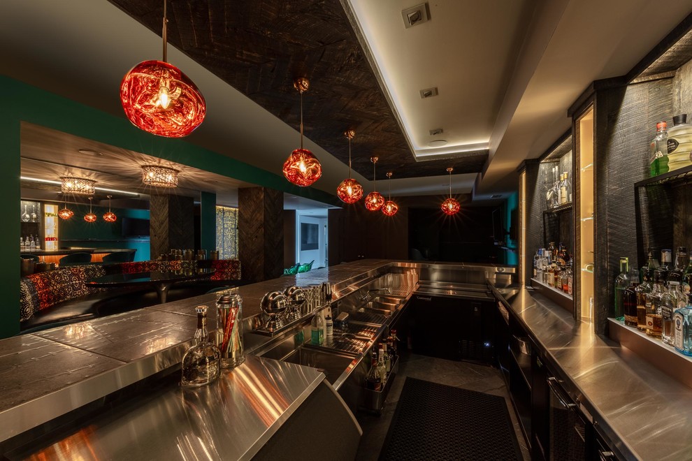 Свежая идея для дизайна: огромный угловой домашний бар в современном стиле с барной стойкой и серым полом - отличное фото интерьера