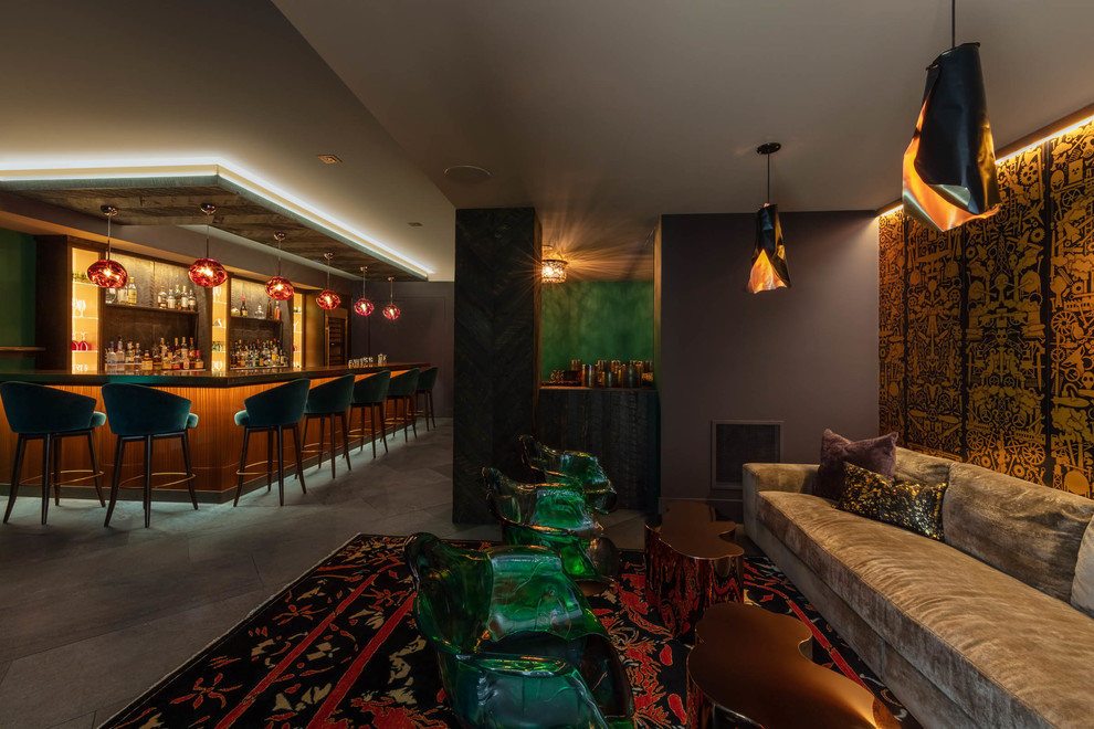 Идея дизайна: огромный угловой домашний бар в современном стиле с барной стойкой и серым полом