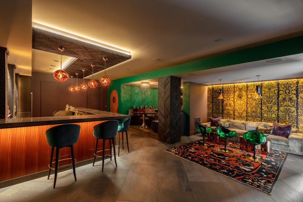 Idées déco pour un très grand bar de salon contemporain en L avec des tabourets et un sol gris.