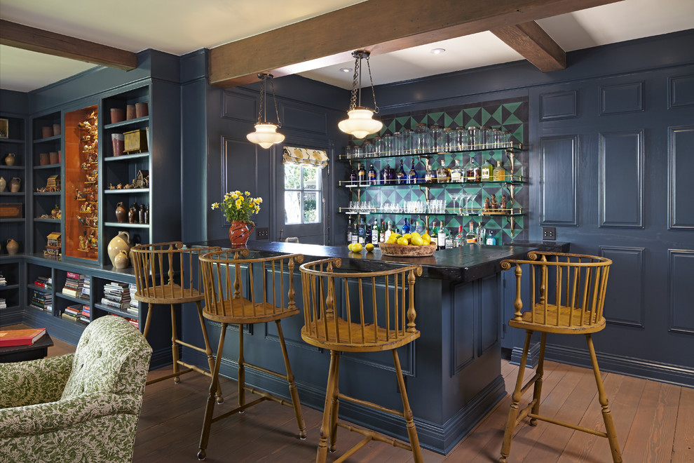 Modelo de bar en casa con fregadero en U clásico de tamaño medio con armarios con rebordes decorativos, puertas de armario azules, salpicadero gris y suelo de madera en tonos medios