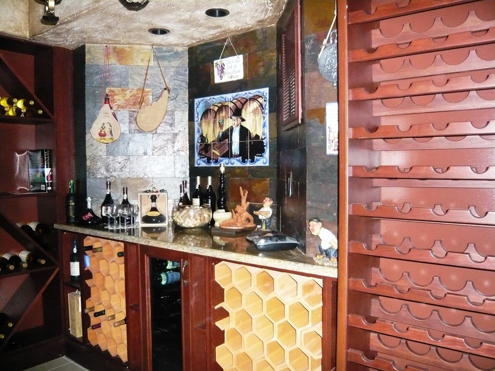 Inredning av en rustik mellanstor u-formad hemmabar med stolar, med en undermonterad diskho, skåp i mörkt trä, granitbänkskiva, flerfärgad stänkskydd, klinkergolv i porslin och stänkskydd i skiffer
