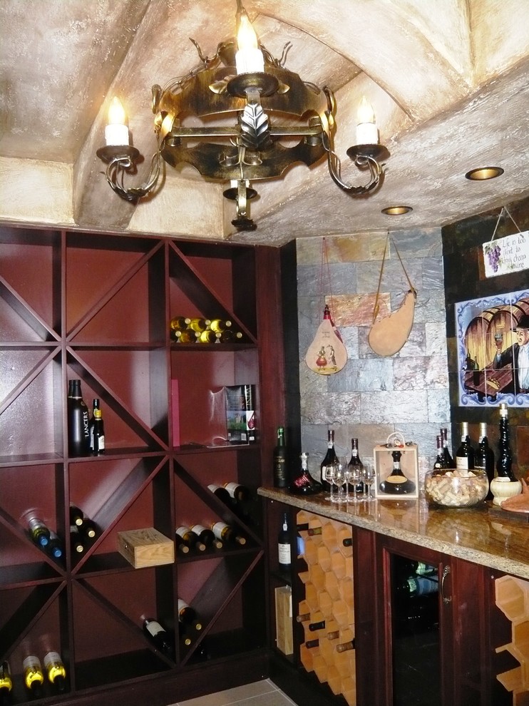 Пример оригинального дизайна: п-образный домашний бар среднего размера в стиле рустика с барной стойкой, врезной мойкой, темными деревянными фасадами, гранитной столешницей, разноцветным фартуком, фартуком из каменной плитки и полом из керамогранита