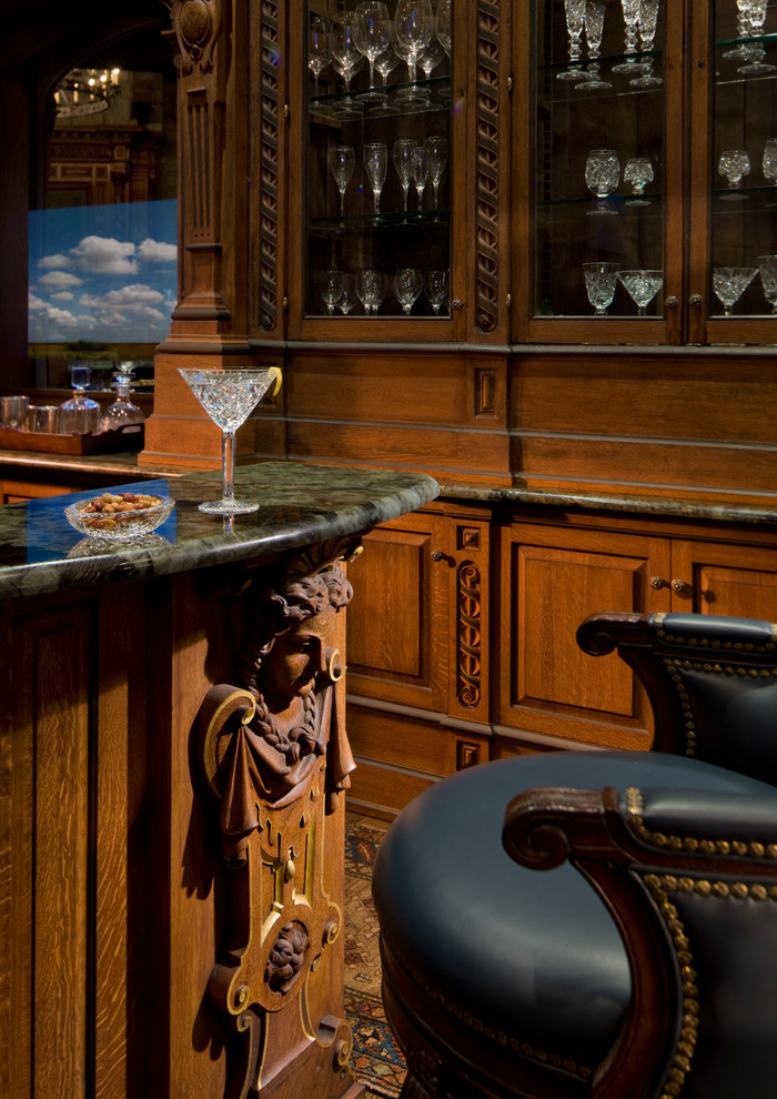 Modelo de bar en casa con fregadero lineal clásico grande con armarios con paneles con relieve, puertas de armario de madera oscura y encimera de granito