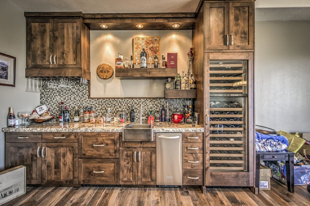 Foto de bar en casa con fregadero lineal rural grande con fregadero bajoencimera, salpicadero multicolor y suelo de madera en tonos medios