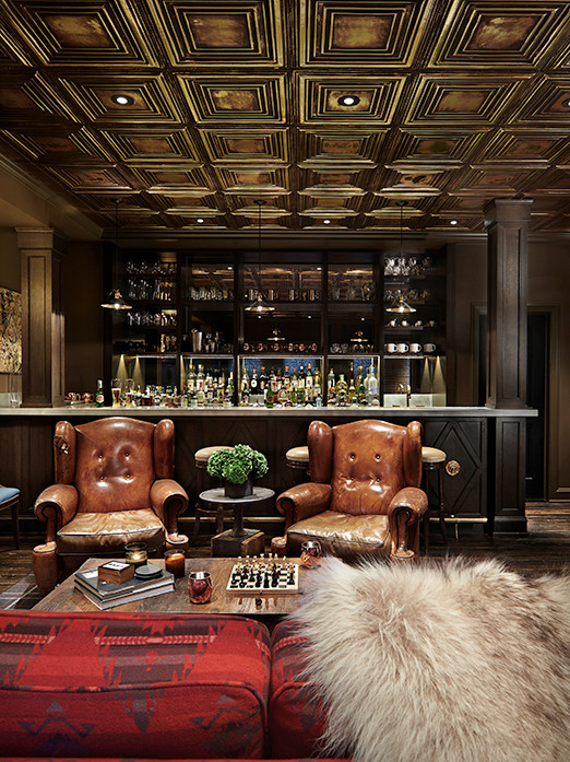Immagine di un angolo bar con lavandino eclettico con lavello sottopiano, ante in legno bruno, top in zinco, paraspruzzi a specchio e pavimento in legno massello medio