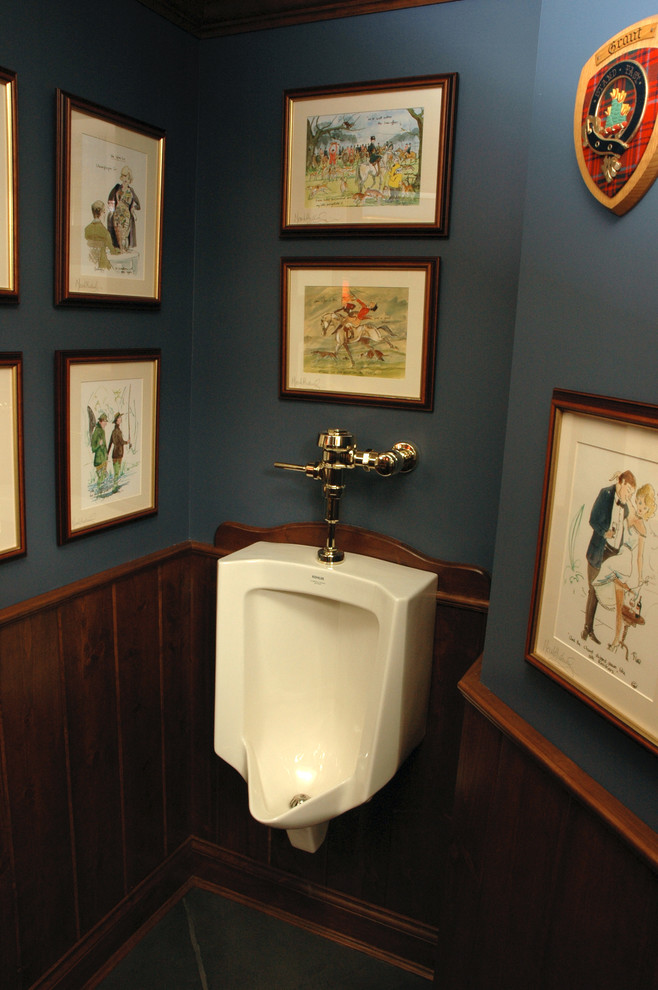 シンシナティにある広いトラディショナルスタイルのおしゃれなトイレ・洗面所 (インセット扉のキャビネット、濃色木目調キャビネット、スレートの床) の写真
