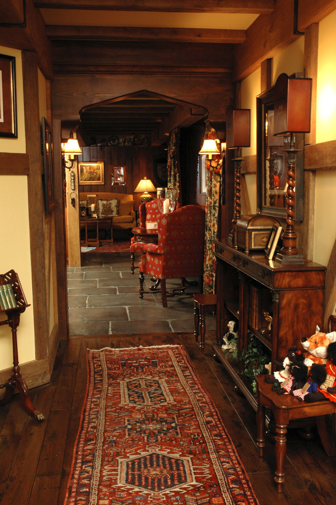 Esempio di un grande bancone bar classico con ante a filo, ante in legno bruno e pavimento in ardesia