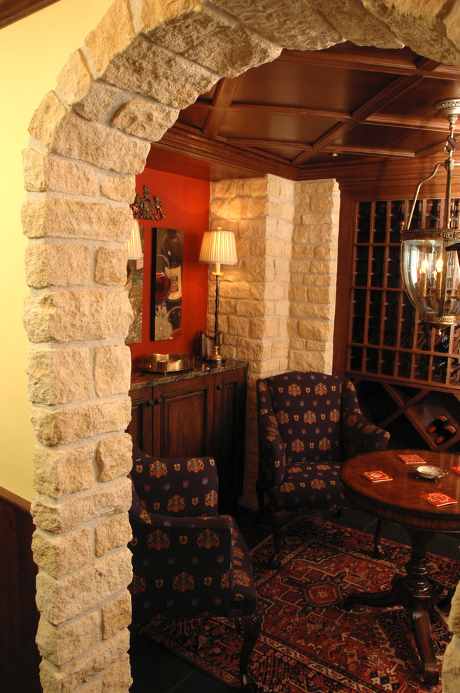 Inspiration för en stor vintage hemmabar med stolar, med luckor med profilerade fronter, skåp i mörkt trä och skiffergolv