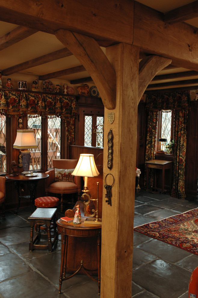 Exemple d'un grand bar de salon chic en bois foncé avec des tabourets, un placard à porte affleurante et un sol en ardoise.