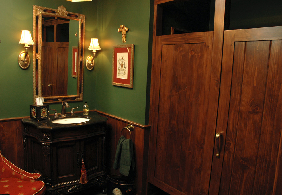 Modelo de bar en casa con barra de bar clásico grande con armarios con rebordes decorativos, puertas de armario de madera en tonos medios y suelo de pizarra