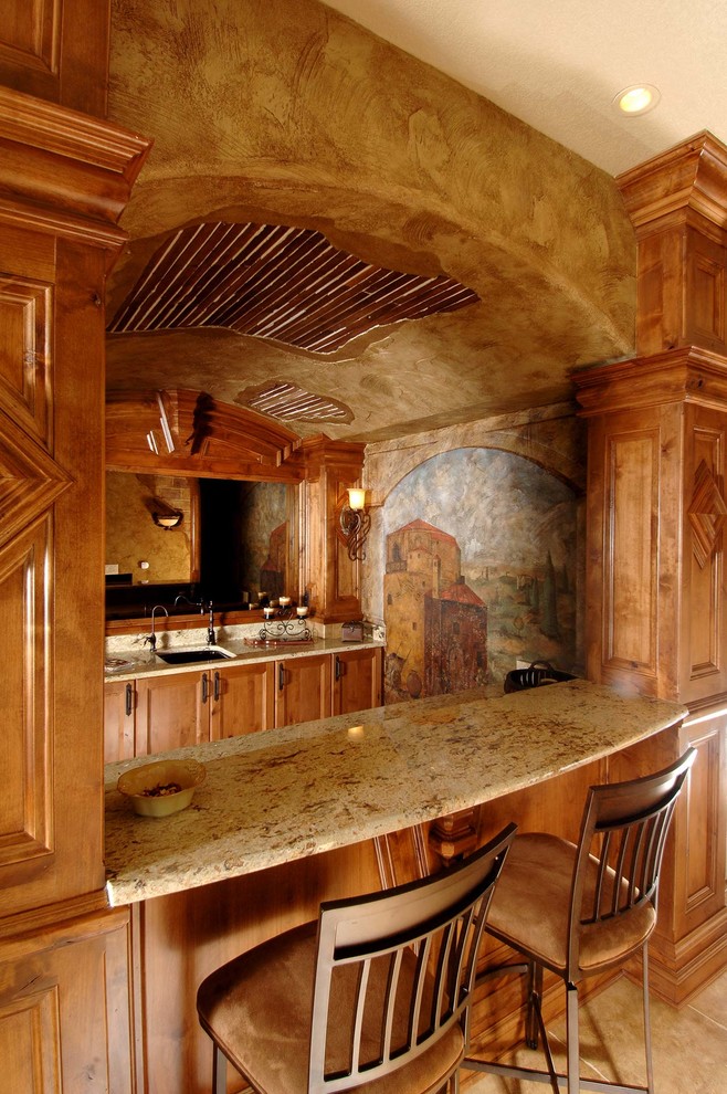 Foto di un angolo bar con lavandino mediterraneo con lavello sottopiano, ante in stile shaker, ante in legno scuro, paraspruzzi a specchio, pavimento beige e top beige