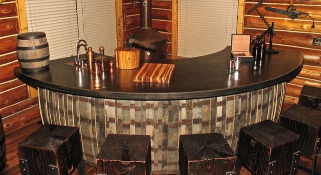 Modelo de bar en casa con barra de bar en U rural de tamaño medio con fregadero encastrado, encimera de madera, salpicadero marrón, salpicadero de madera, suelo de madera oscura y suelo marrón
