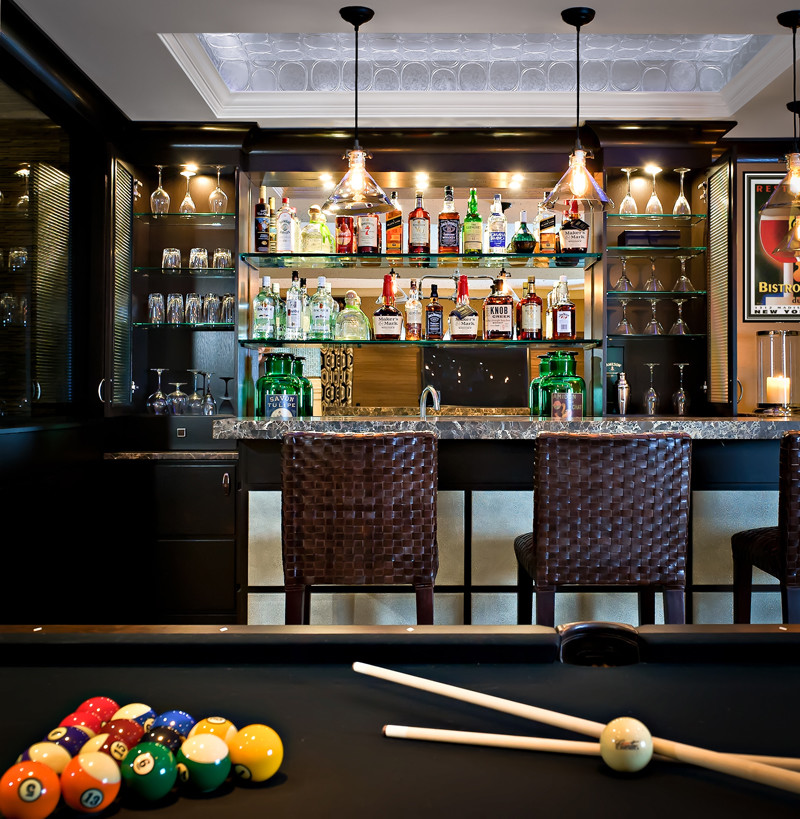 Diseño de bar en casa con barra de bar actual de tamaño medio con encimeras multicolor