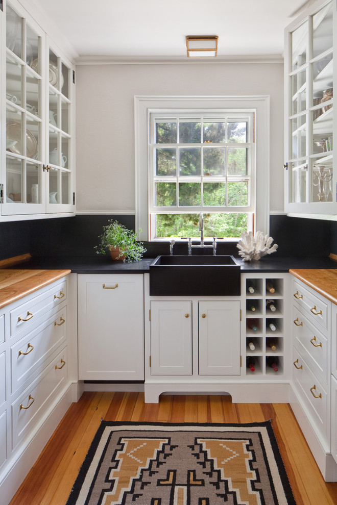 Landhausstil Hausbar mit Schrankfronten mit vertiefter Füllung, weißen Schränken, Küchenrückwand in Schwarz und hellem Holzboden in Providence