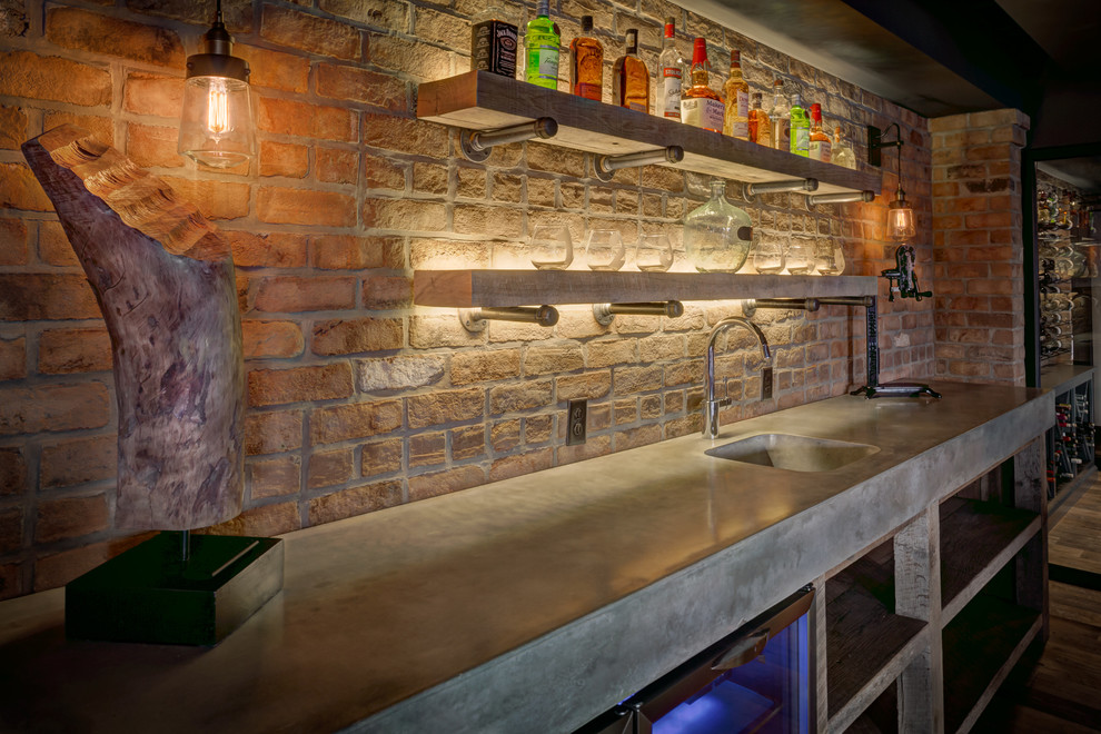Foto di un angolo bar con lavandino country con lavello integrato, top in cemento, paraspruzzi in mattoni e pavimento in vinile