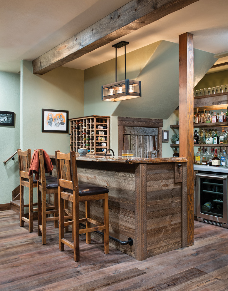 Пример оригинального дизайна: параллельный домашний бар в стиле рустика с деревянной столешницей, темным паркетным полом, коричневым полом, коричневой столешницей и барной стойкой