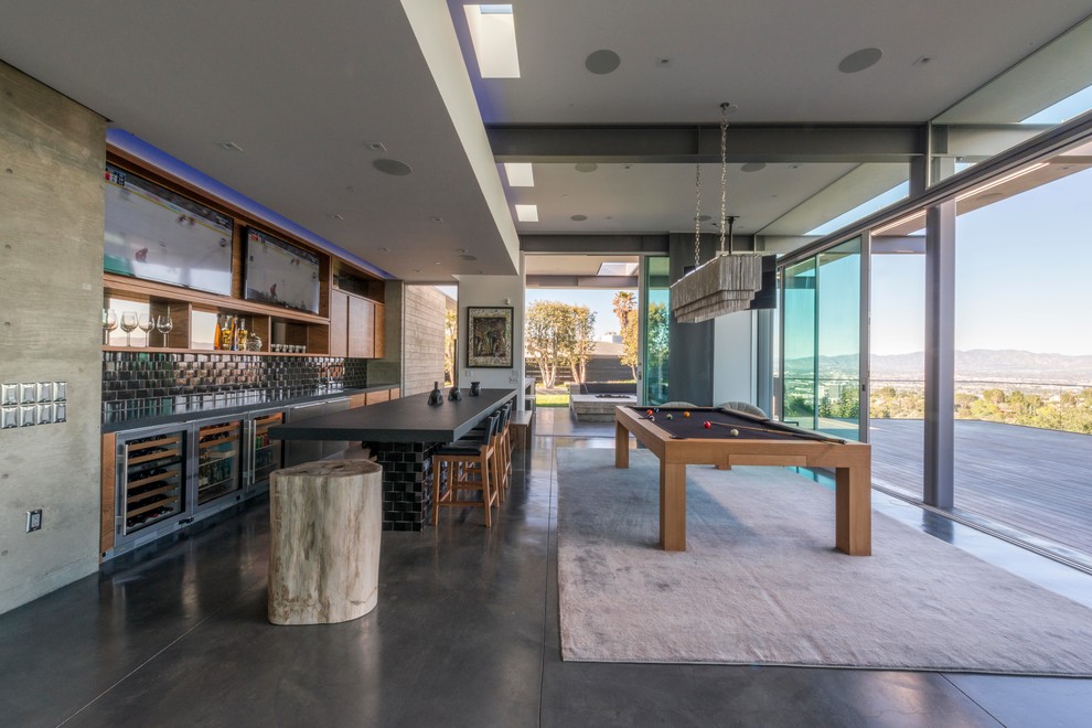 Zweizeilige Moderne Hausbar mit Bartheke, offenen Schränken, hellbraunen Holzschränken und grauem Boden in Los Angeles