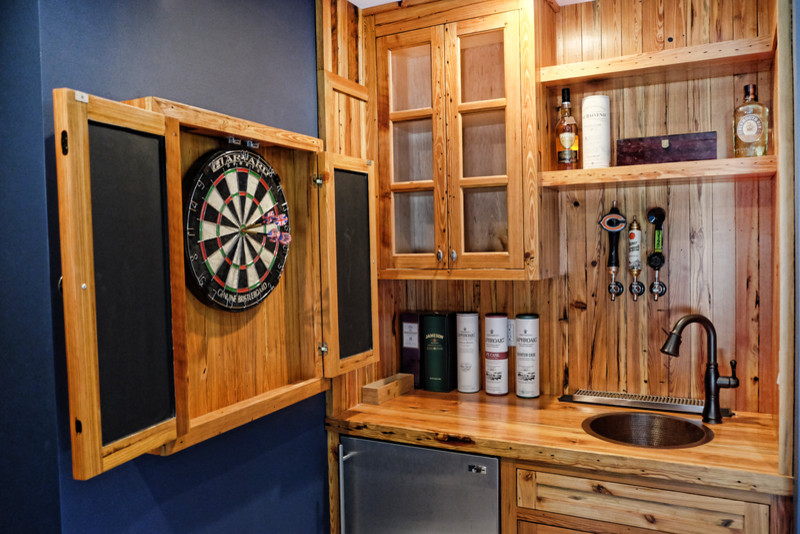 Esempio di un angolo bar con lavandino stile rurale di medie dimensioni con lavello da incasso, ante in stile shaker, ante in legno chiaro, top in legno, paraspruzzi marrone, paraspruzzi in legno e top marrone