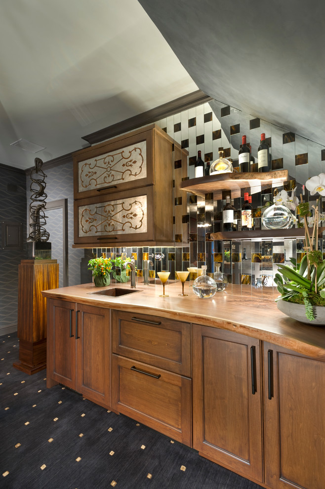 Imagen de bar en casa con fregadero lineal clásico renovado con fregadero encastrado, armarios estilo shaker, puertas de armario de madera oscura y salpicadero con efecto espejo