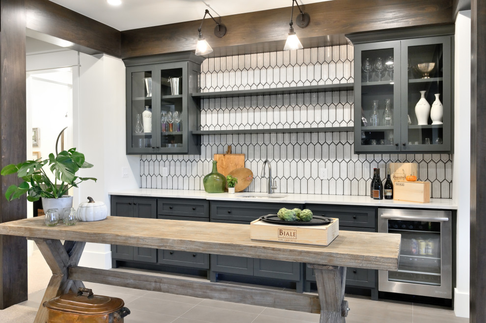 Foto di un angolo bar con lavandino country con lavello sottopiano, ante in stile shaker, ante grigie, paraspruzzi bianco, pavimento beige e top bianco
