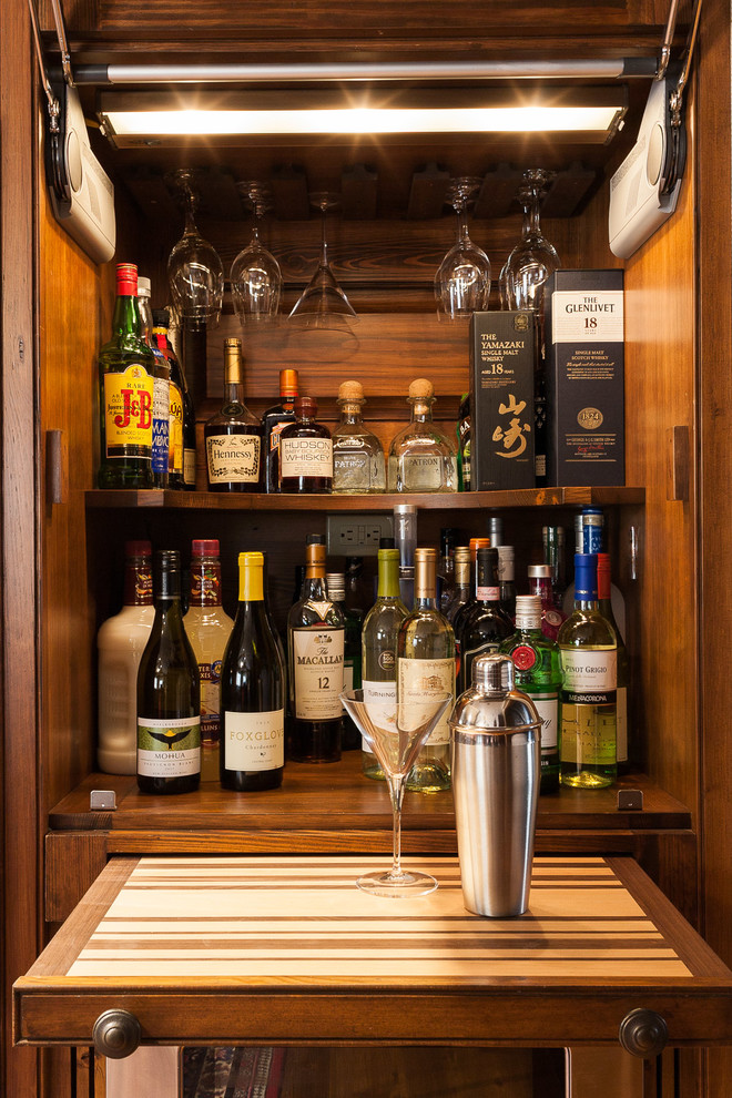 Ejemplo de bar en casa lineal campestre de tamaño medio con puertas de armario de madera oscura y encimera de madera