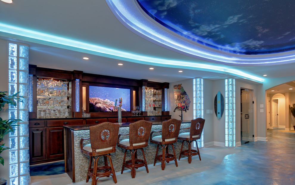 Immagine di un bancone bar stile marinaro di medie dimensioni con pavimento in cemento, lavello sottopiano, ante di vetro, ante in legno bruno, top in granito e pavimento blu