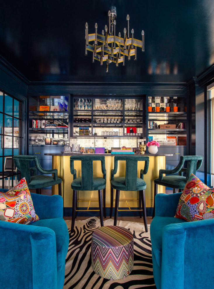 Стильный дизайн: параллельный домашний бар в стиле неоклассика (современная классика) с барной стойкой, открытыми фасадами, синими фасадами, темным паркетным полом и коричневым полом - последний тренд